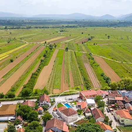 House Mara With 4 Bedrooms, Private Pool, Summer Kitchen, Panoramic Valley Views ヴィラ