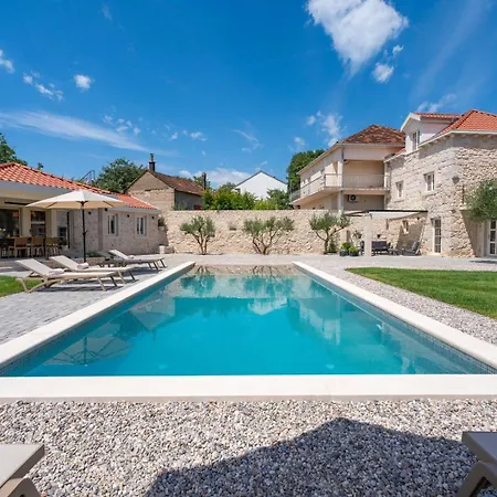 House Mara With 4 Bedrooms, Private Pool, Summer Kitchen, Panoramic Valley Views *