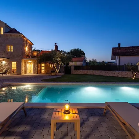 ヴィラ House Mara With 4 Bedrooms, Private Pool, Summer Kitchen, Panoramic Valley Views Zmijavci