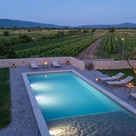 House Mara With 4 Bedrooms, Private Pool, Summer Kitchen, Panoramic Valley Views Zmijavci