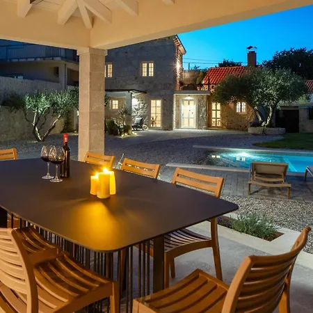 ヴィラ House Mara With 4 Bedrooms, Private Pool, Summer Kitchen, Panoramic Valley Views Zmijavci