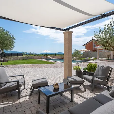 House Mara With 4 Bedrooms, Private Pool, Summer Kitchen, Panoramic Valley Views