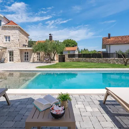 House Mara With 4 Bedrooms, Private Pool, Summer Kitchen, Panoramic Valley Views ヴィラ