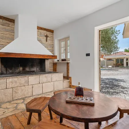 ヴィラ House Mara With 4 Bedrooms, Private Pool, Summer Kitchen, Panoramic Valley Views *