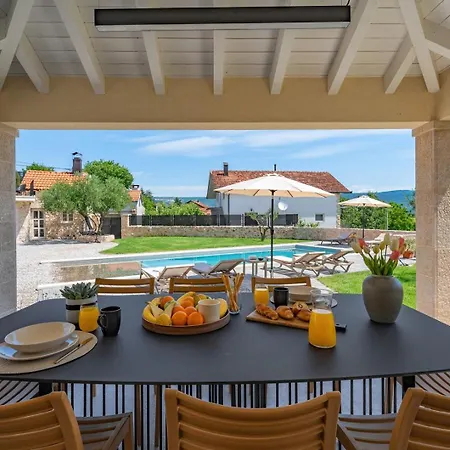 House Mara With 4 Bedrooms, Private Pool, Summer Kitchen, Panoramic Valley Views ヴィラ Zmijavci
