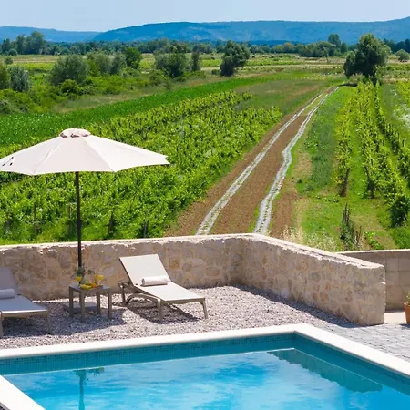 House Mara With 4 Bedrooms, Private Pool, Summer Kitchen, Panoramic Valley Views ヴィラ Zmijavci