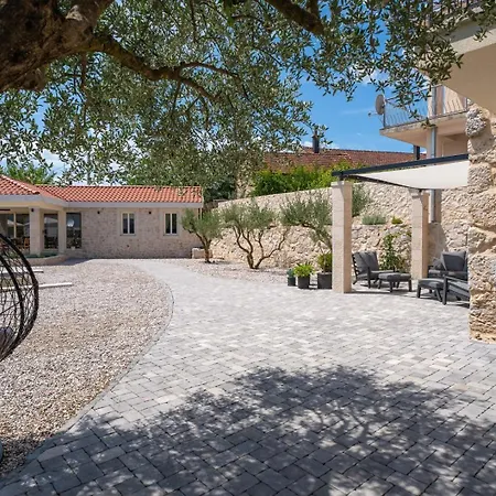 House Mara With 4 Bedrooms, Private Pool, Summer Kitchen, Panoramic Valley Views Zmijavci
