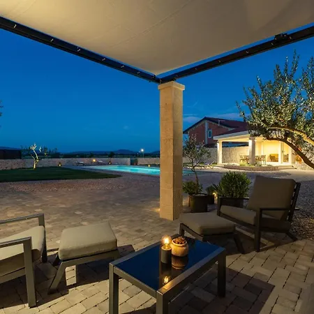 House Mara With 4 Bedrooms, Private Pool, Summer Kitchen, Panoramic Valley Views * Zmijavci